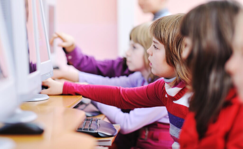 BBVA-webinar-educacion-conectada-fad-niños-infancia-aprendizaje-colegio