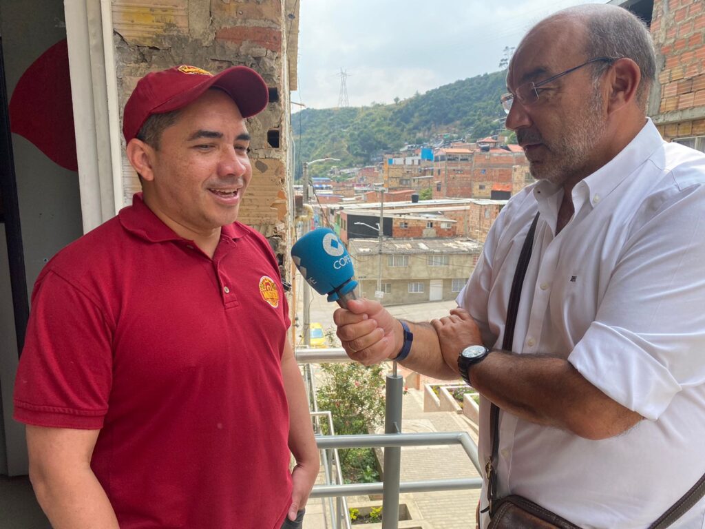 Ángel Expósito, de COPE, habla con Frederick Camargo, emprendedor venezolano atendido por la FMBBVA en Colombia Ángel Expósito, de COPE, habla con Frederick Camargo, emprendedor venezolano atendido por la FMBBVA en Colombia
