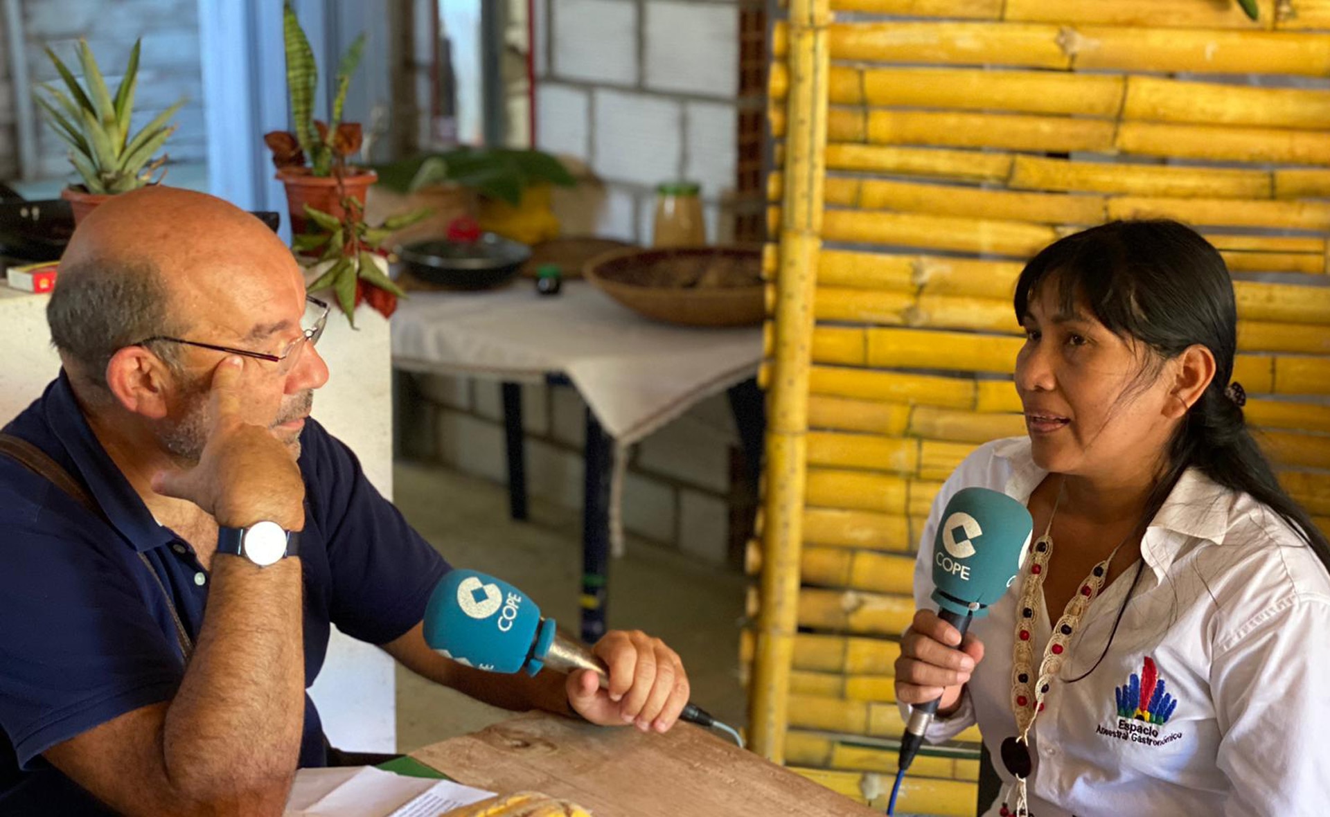 Ninfa Herrera, emprendedora FMBBVA, hablando con Ángel Expósito, de COPE
