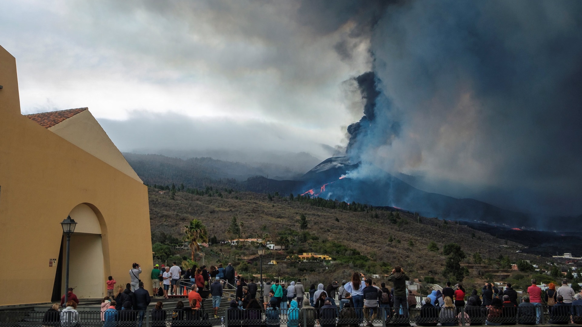 Desarrollo-urbano-ciudad-erupción-volcán-sostenibilidad-medioambiente-atmosfera-cenizas-