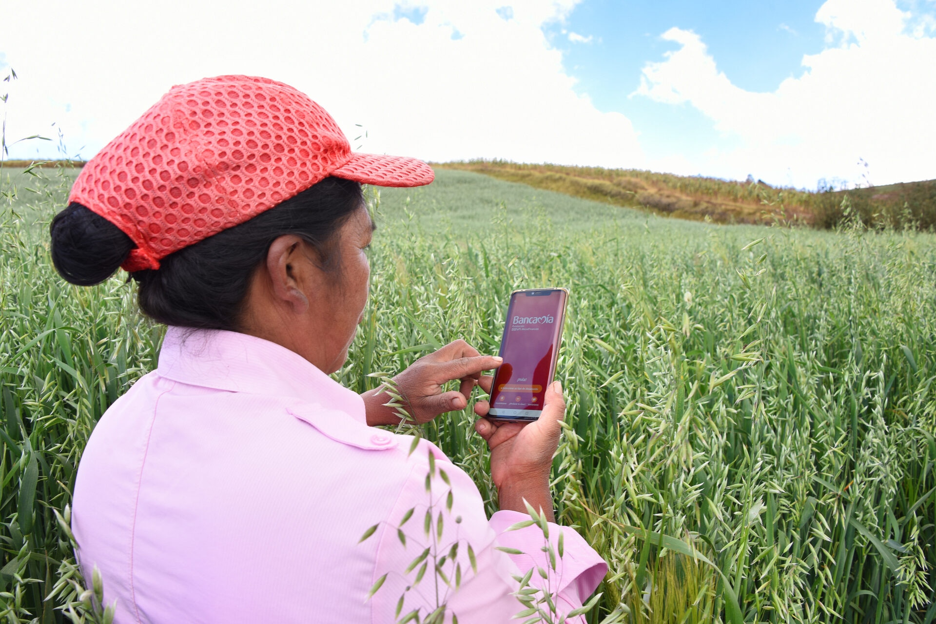 Blanca Cecilia Campos, emprendedora colombiana FMBBVA, usando la APP Banca Móvil, de Bancamía