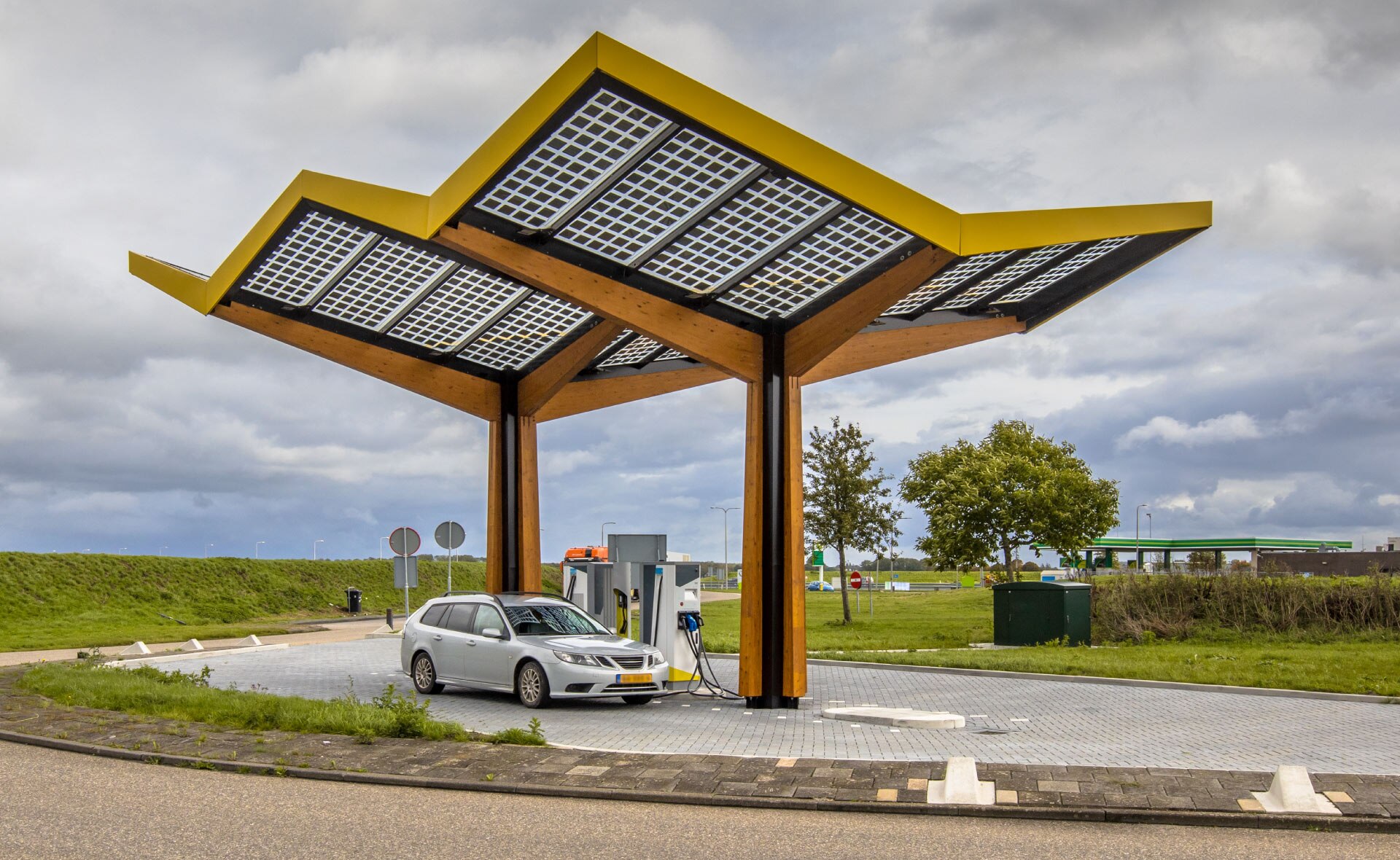 coche_electrico_paneles-solares-placas-movilidad-sostenible-sostenibilidad-gasolineras-electricas-bbva