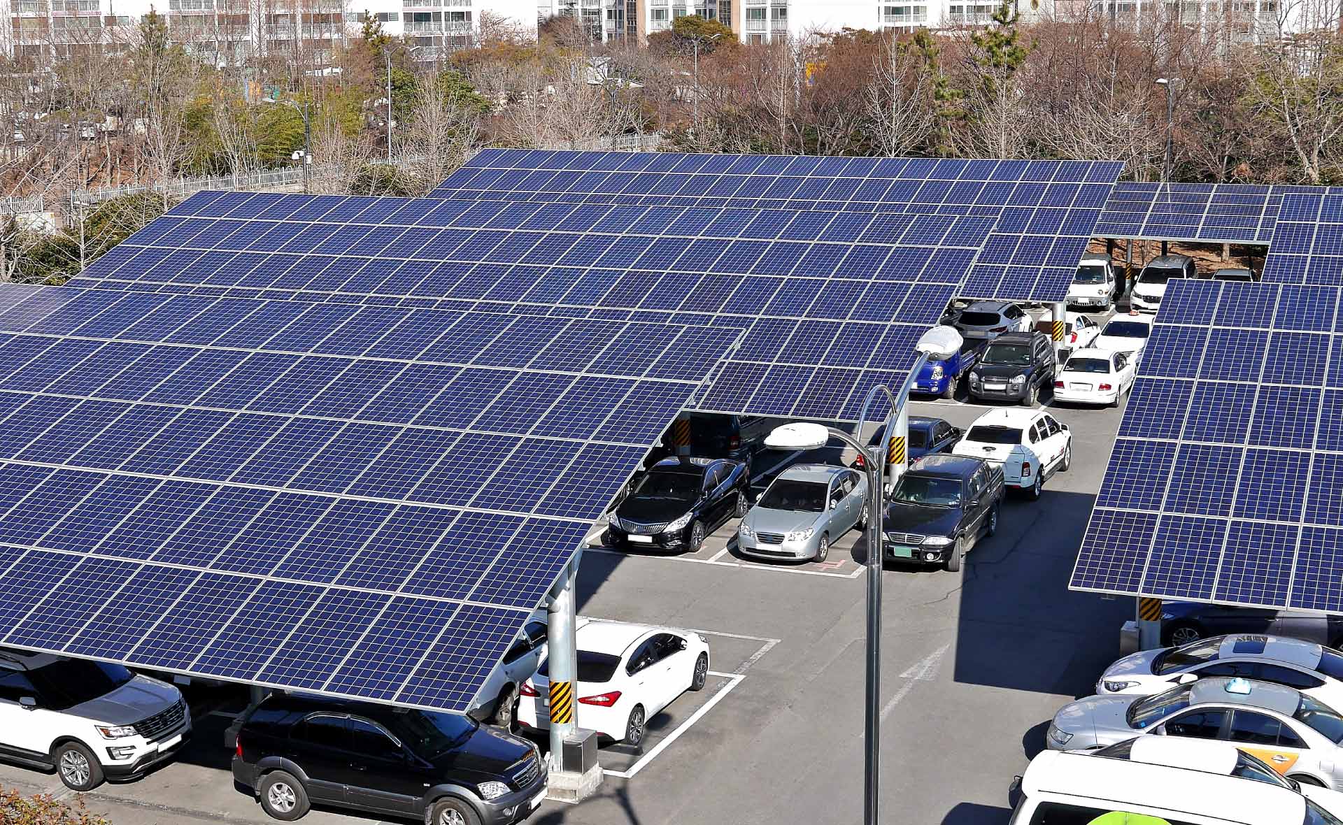 coche_electrico_paneles-solares-placas-movilidad-sostenible-sostenibilidad-gasolineras-electricas-bbva