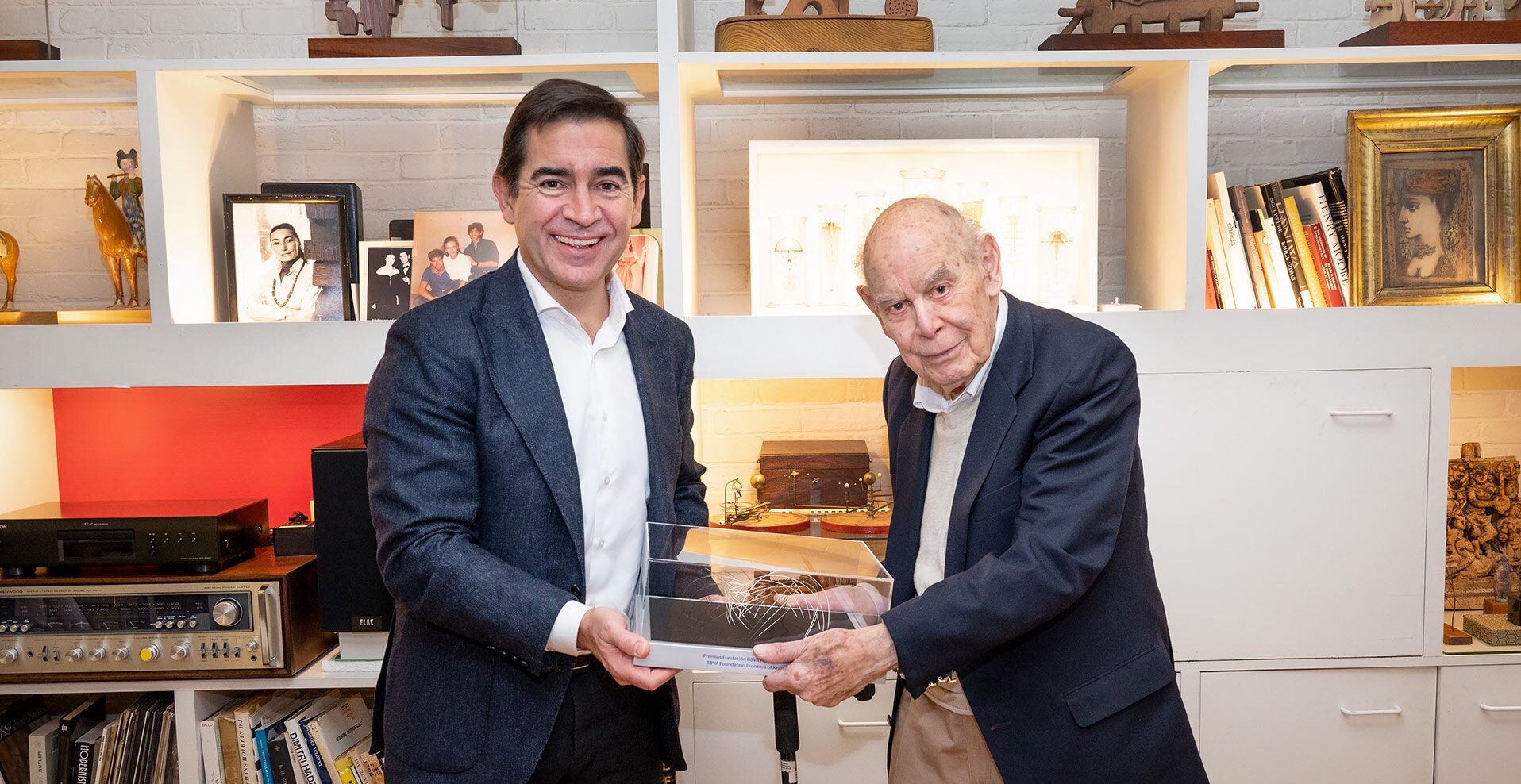 premio_fronteras-Carlos Torres Vila-Premio Fronteras a Gerald Holdon