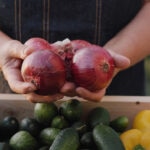 productores_bio_gastronomia-sostenibilidad-alimentos-cebollas-pimientos-cesta-