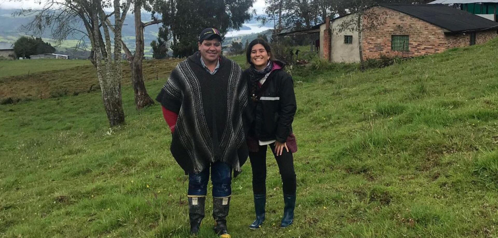 Ana Hauyón becada de programa DIME de la Fundación Microfinanzas BBVA, con un emprendedor