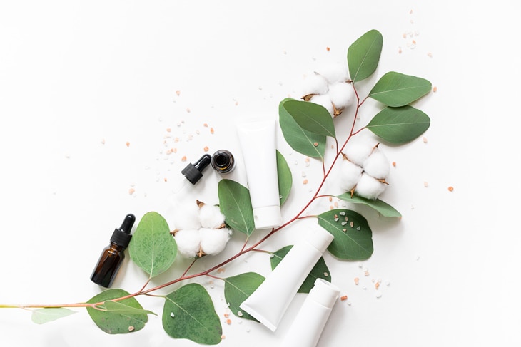BBVA-cosmetica-ecologica-sostenibilidad-hoja-naturaleza-plantas-herbolario-medioambiente La cosmética ecológica y sus beneficios para la salud y el medioambient