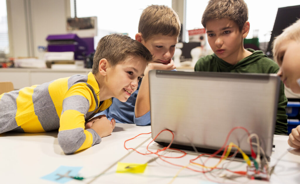 webinars 2021 de Educación Conectada: Reflexiones imprescindibles sobre cultura digital para docentes y familias BBVA-educacion-conectada-profesores-educacion-bbva-webinars-cultura-digital-niños-infancia