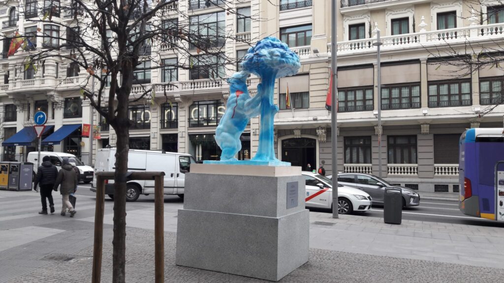oso-madroño-Madrid-BBVA-estatua Cuarenta esculturas del Oso y el Madroño por todo Madrid homenajean a los héroes de la pandemia