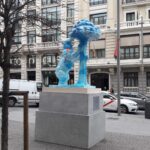 Cuarenta esculturas del Oso y el Madroño por todo Madrid homenajean a los héroes de la pandemia