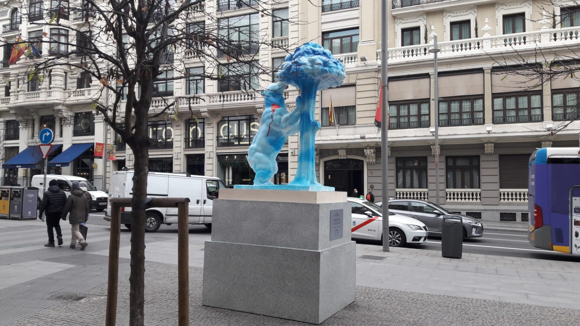 Cuarenta esculturas del Oso y el Madroño por todo Madrid homenajean a los héroes de la pandemia