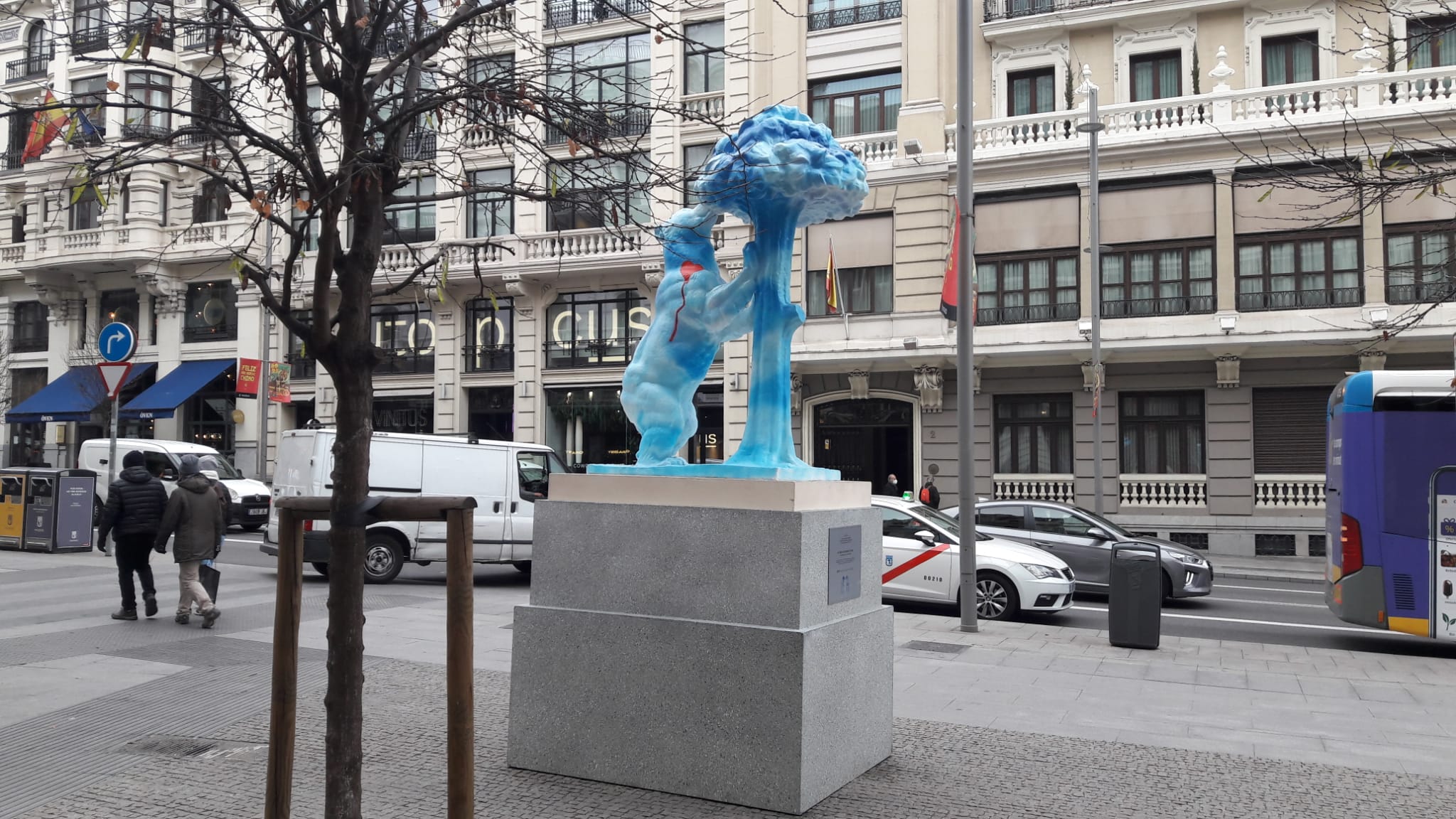 oso-madroño-Madrid-BBVA-estatua Cuarenta esculturas del Oso y el Madroño por todo Madrid homenajean a los héroes de la pandemia