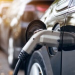 BBVA-Coche_hibrido_electrico-movilidad-sostenible Coche híbrido o eléctrico: ¿En qué se diferencian?