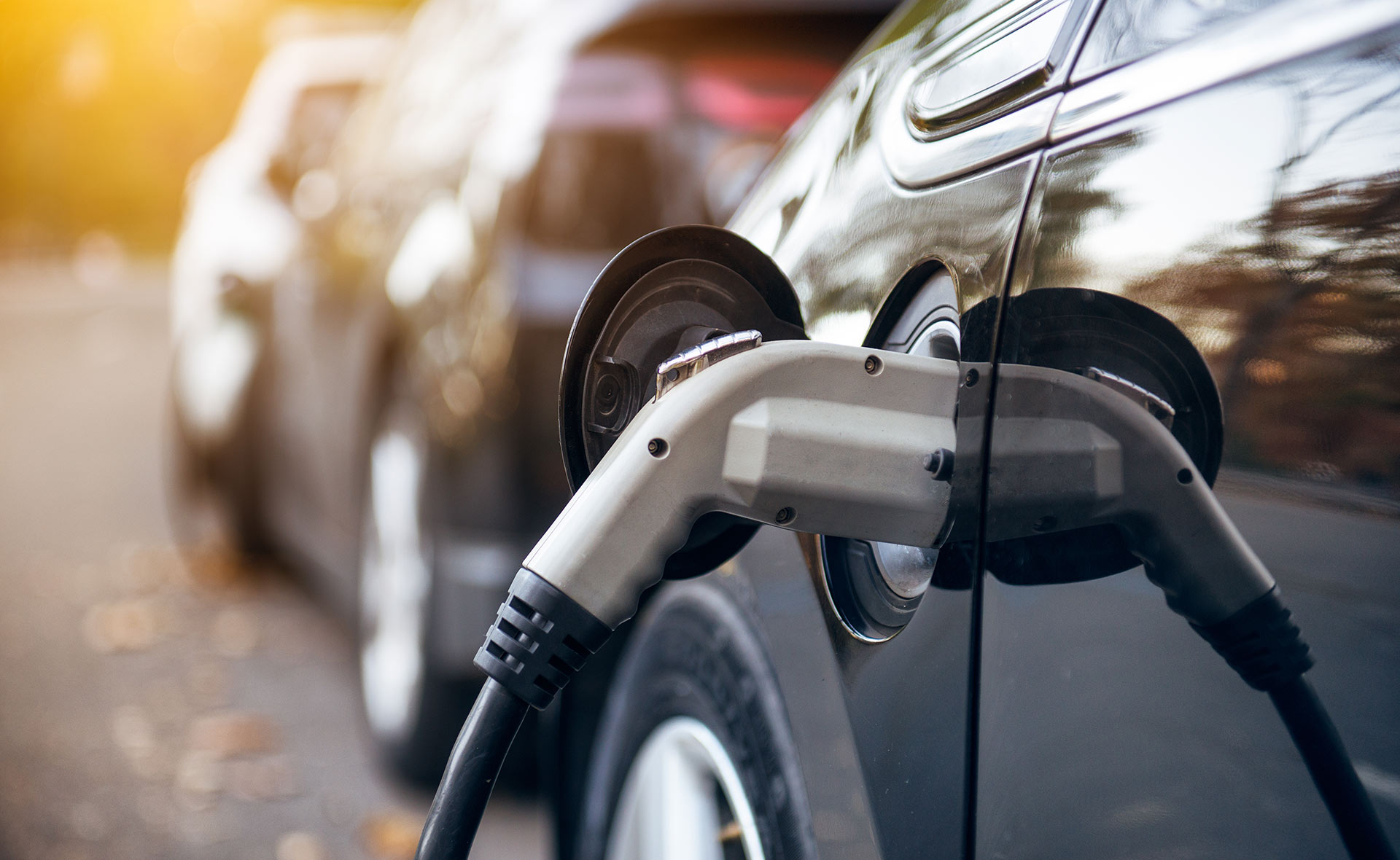 BBVA-Coche_hibrido_electrico-movilidad-sostenible Coche híbrido o eléctrico: ¿En qué se diferencian?
