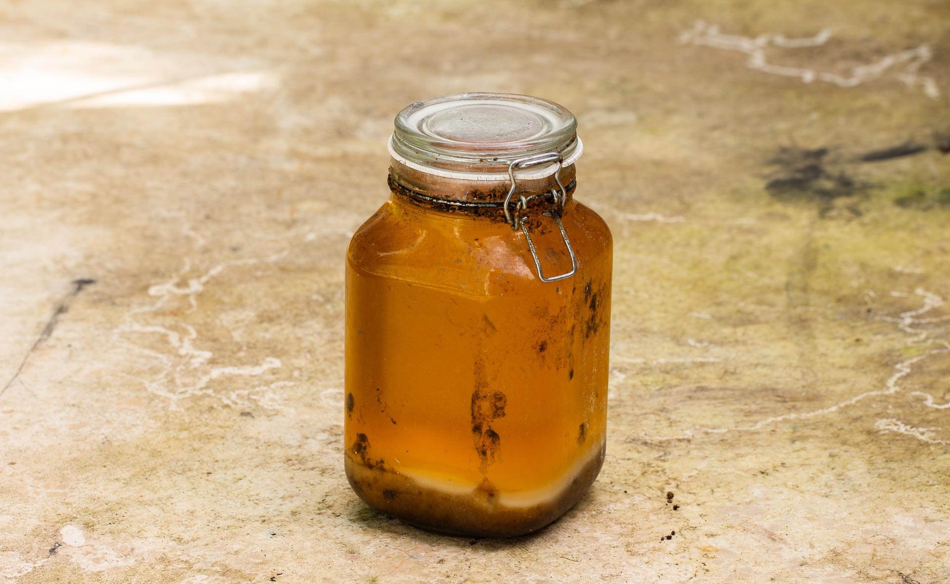 Recoger el aceite utilizado en las cocinas de casas y restaurantes, o el de la industria y la automoción, es el primer paso para tratarlo en plantas especializadas y convertirlo en productos útiles que van desde jabones y ceras a nuevos aceites industriales. ¿Cómo se recicla el aceite de cocinar y de los vehículos?