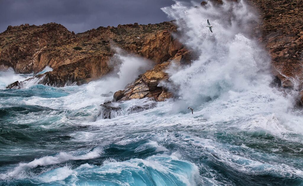El desafío tecnológico de capturar energía de las olas del mar
