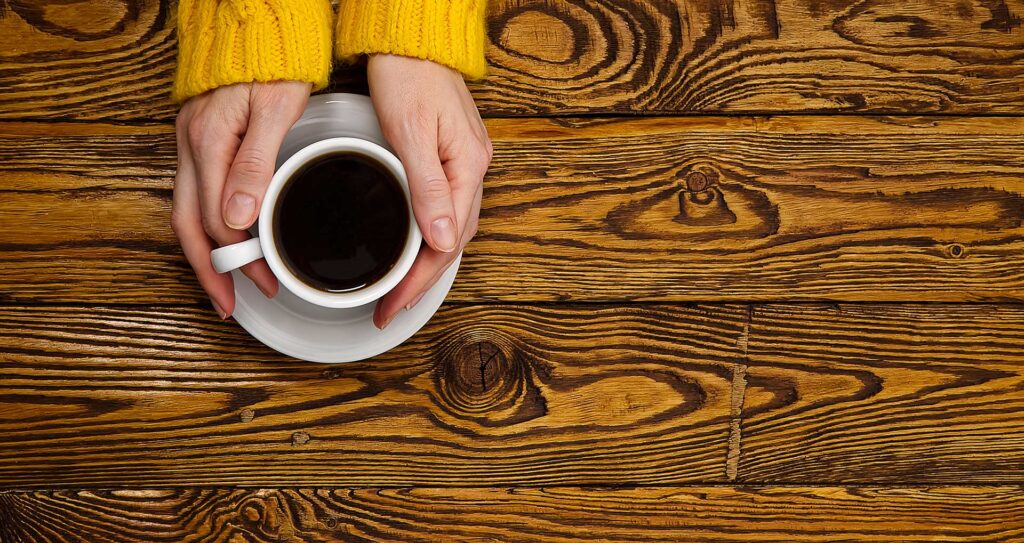 Conoce el impacto de la huella de carbono y sus consecuencias de acciones tan sencillas como tomar una taza de café. El viaje de una taza de café desde una punta del planeta hasta tu paladar