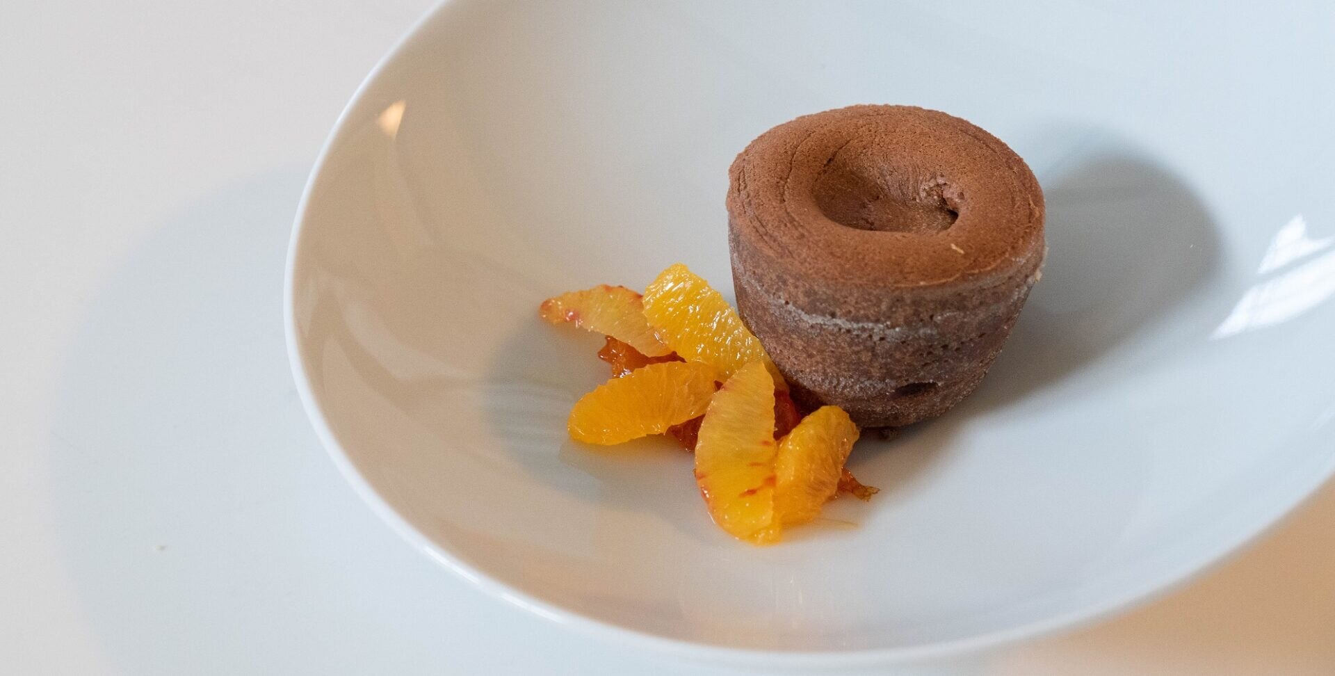 Receta de Jordi Roca de ‘coulant’ de chocolate con confitura de pomelo y ensalada de cítricos