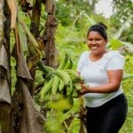 María Morán, emprendedora panameña de la FMBBVA, se dedica al cultivo de plátano