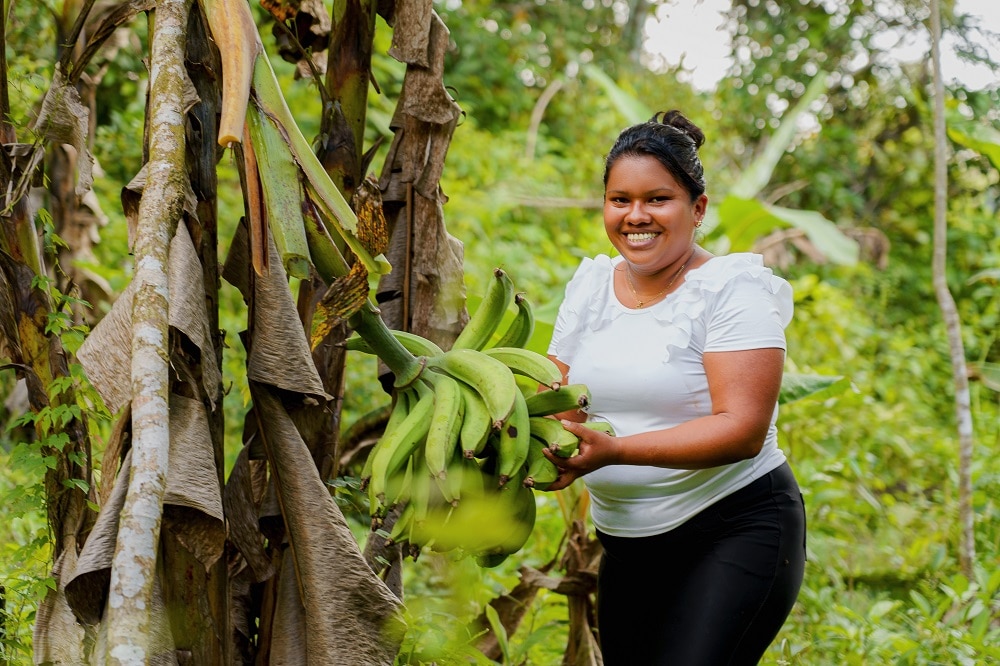 María Morán, emprendedora panameña de la FMBBVA, se dedica al cultivo de plátano