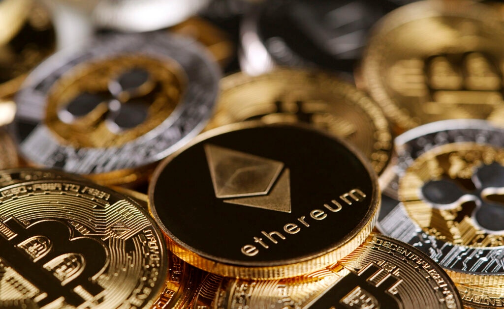 En los últimos años, términos como Bitcoin, Criptos, Stablecoin, Dogecoin, entre otras, han empezado a sonar con fuerza en el mercado financiero peruano. Pero, ¿qué son exactamente las monedas digitales y por qué las personas están considerando invertir su dinero en ellas? Criptomonedas o Bitcoin: ¿Qué son las monedas digitales?