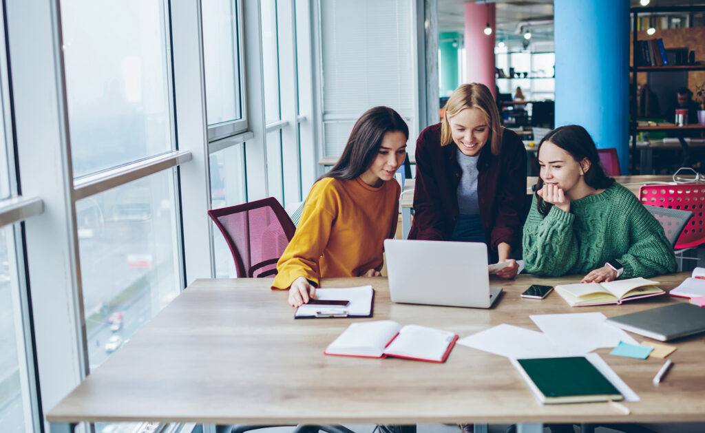 Un programa alineado con la estrategia de diversidad del banco y que muestra el compromiso de la entidad con promover los perfiles femeninos en áreas donde tienen menor presencia. BBVA busca el mejor talento femenino recién graduado para incorporar a su banca de inversión