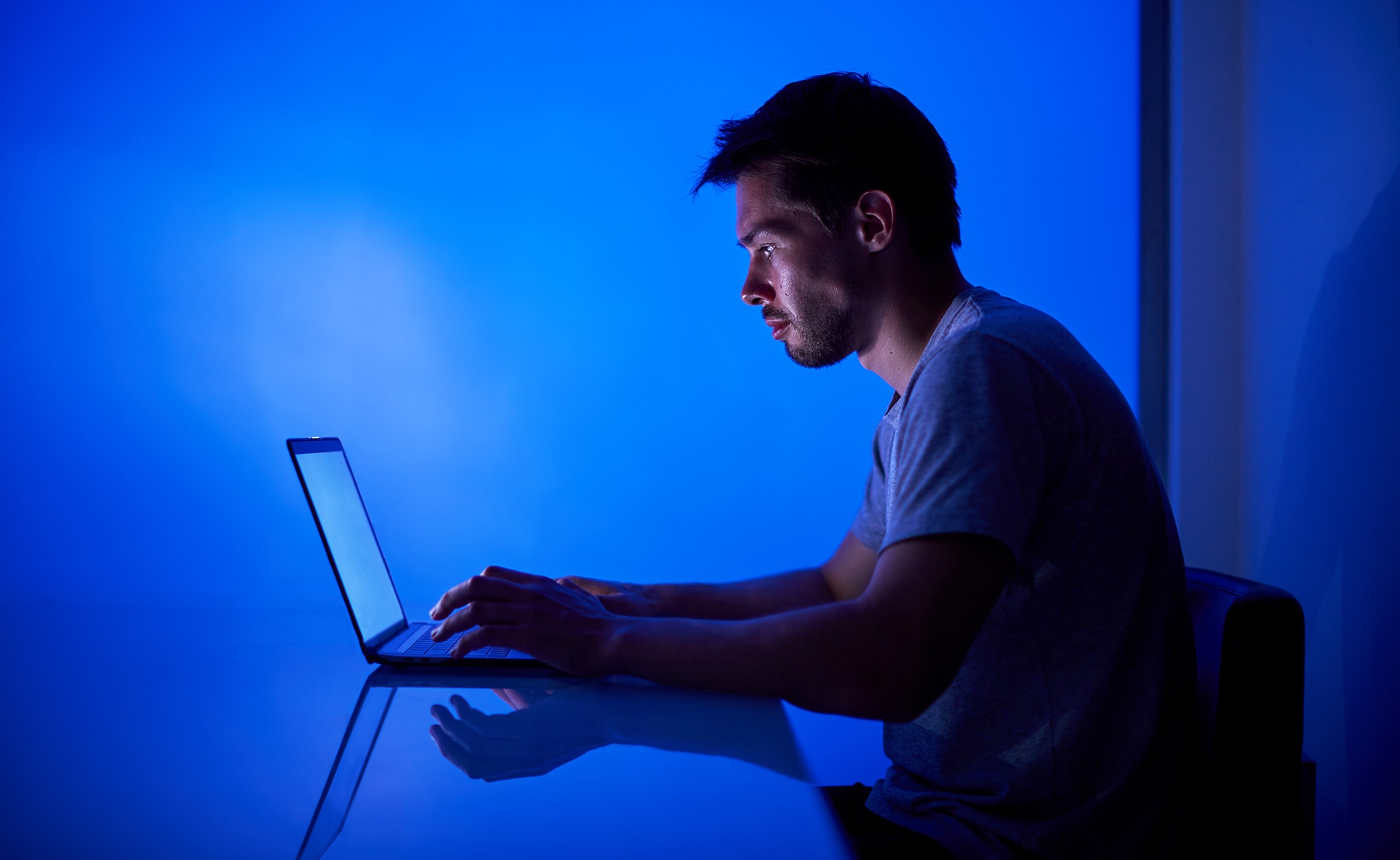 Los datos privados de los usuarios son el gran tesoro del ciberespacio, la moneda de cambio favorita de los ciberdelincuentes. El robo de información personal tiene propósitos muy diversos, desde su venta al mejor postor hasta su uso en ciberataques. ¿Te suenan esas llamadas telefónicas en las que una empresa que no conoces sabe tu nombre y dirección? ¿Te preguntas de dónde habrán sacado la información? Tal vez alguien vendió tus datos sin que seas consciente de ello. ¿Para qué quieren tus datos los ciberdelincuentes?