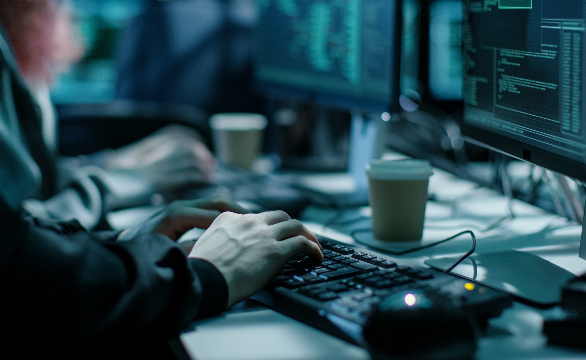 Los datos privados de los usuarios son el gran tesoro del ciberespacio, la moneda de cambio favorita de los ciberdelincuentes. El robo de información personal tiene propósitos muy diversos, desde su venta al mejor postor hasta su uso en ciberataques. ¿Te suenan esas llamadas telefónicas en las que una empresa que no conoces sabe tu nombre y dirección? ¿Te preguntas de dónde habrán sacado la información? Tal vez alguien vendió tus datos sin que seas consciente de ello. ¿Para qué quieren tus datos los ciberdelincuentes?