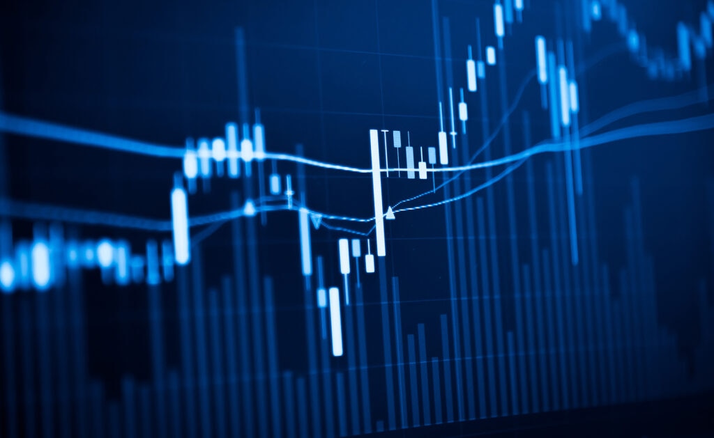 Los fondos cotizados o ETF, como se conocen por las siglas en inglés de Exchange Traded Funds, son vehículos de inversión colectiva que están a caballo entre los fondos de inversión y las acciones. De los primeros, tienen la ventaja de la diversificación de la cartera; de las segundas, la liquidez de poder comprarse y venderse en bolsa durante la sesión. ¿Qué son los fondos cotizados o ETF y qué ventajas tienen?