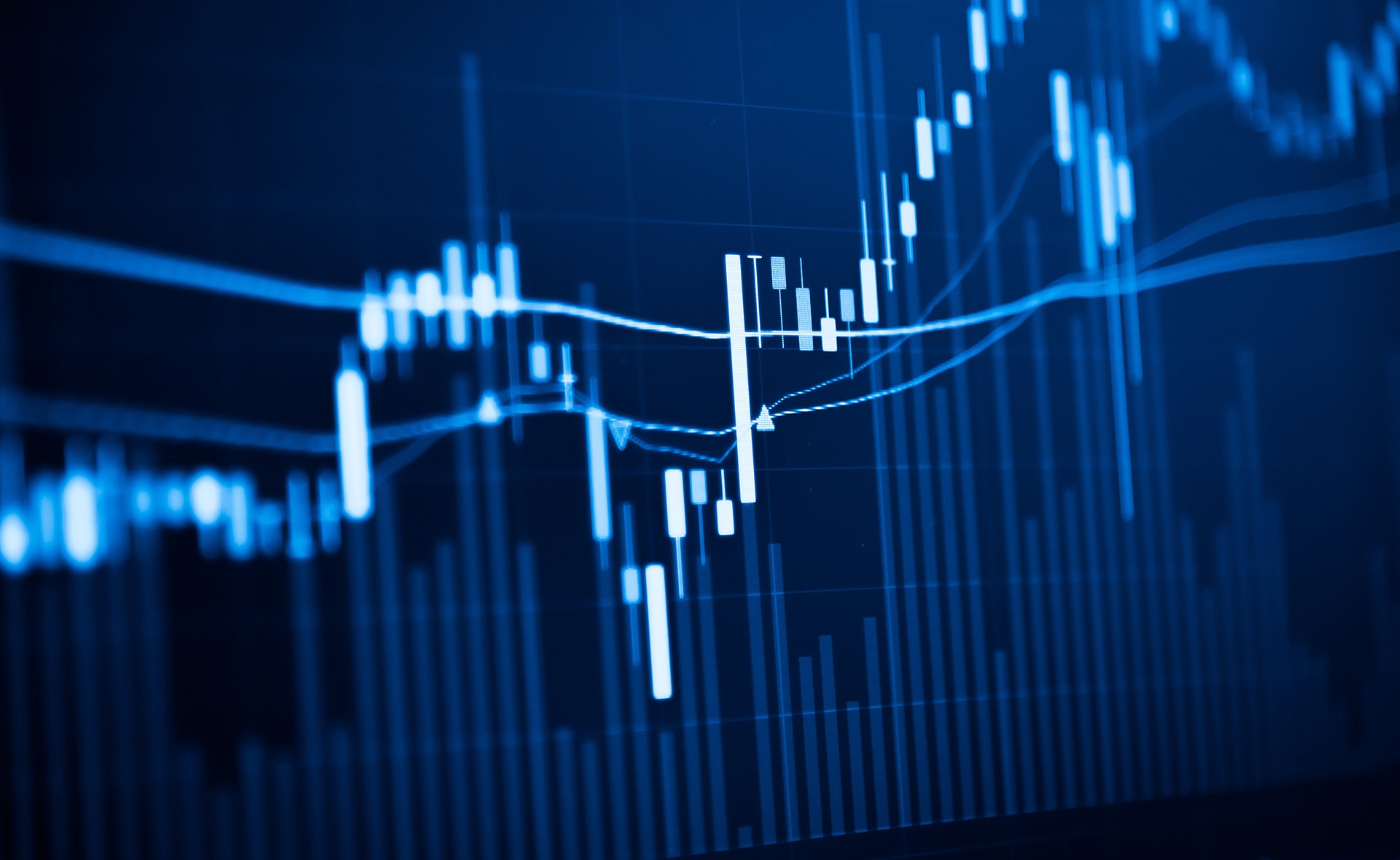 Los fondos cotizados o ETF, como se conocen por las siglas en inglés de Exchange Traded Funds, son vehículos de inversión colectiva que están a caballo entre los fondos de inversión y las acciones. De los primeros, tienen la ventaja de la diversificación de la cartera; de las segundas, la liquidez de poder comprarse y venderse en bolsa durante la sesión. ¿Qué son los fondos cotizados o ETF y qué ventajas tienen?