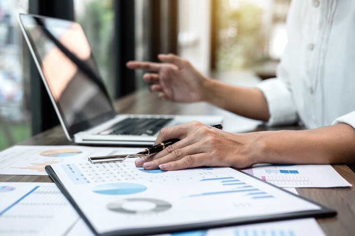 Las economías de los países y la salud financiera de las personas se sustentan sobre varios factores. Dos de ellos son el gasto familiar o consumo y el gasto empresarial necesario para desarrollar una actividad económica. Qué son los gastos económicos y cómo se cuantifican