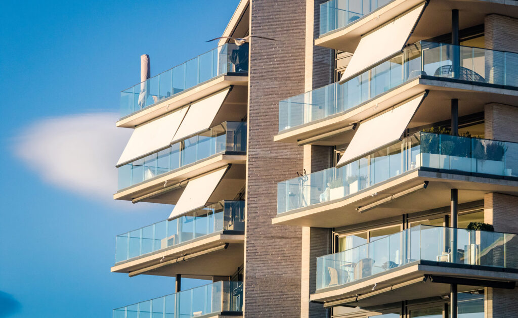 Es un sistema tan sencillo como eficaz, un clásico de las fachadas. Al bloquear la exposición directa al sol, reduce la temperatura interior de la vivienda y ayuda a la sostenibilidad del hogar ya que reduce el gasto de energía. Conviene elegir un buen tejido, el color adecuado y el tipo de estructura según presupuesto, desde el despliegue manual a la programación domótica. Toldos solares: ¿Cuánto reducen la temperatura (y el consumo) en tu hogar?