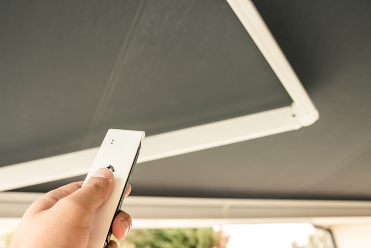 Es un sistema tan sencillo como eficaz, un clásico de las fachadas. Al bloquear la exposición directa al sol, reduce la temperatura interior de la vivienda y ayuda a la sostenibilidad del hogar ya que reduce el gasto de energía. Conviene elegir un buen tejido, el color adecuado y el tipo de estructura según presupuesto, desde el despliegue manual a la programación domótica. Toldos solares: ¿Cuánto reducen la temperatura (y el consumo) en tu hogar?