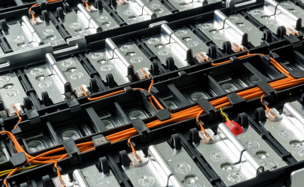 Para ayudar en la decisión de compra de las baterías, hay que preguntarse por el uso diario, si habrá que desplazarlas o si se quiere optar por aquellas que no tienen mantenimiento. Las de litio se perfilan como las baterías más eficientes y las menos contaminantes. Baterías para autoconsumo