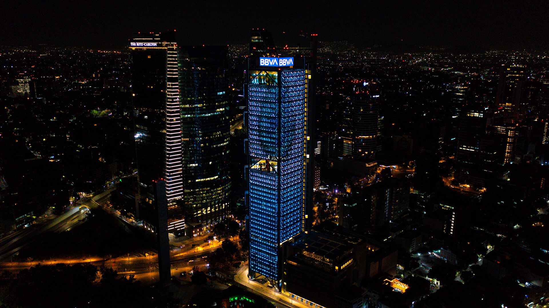 BBVA celebra el Día Mundial del Agua iluminando el edificio de La Vela, en Madrid, y la Torre BBVA, en Ciudad de México, simulando una enorme gota de agua azul. Es una iniciativa para concienciar de la necesidad del ahorro de agua y su consumo responsable. BBVA se suma al compromiso del Día Mundial del Agua