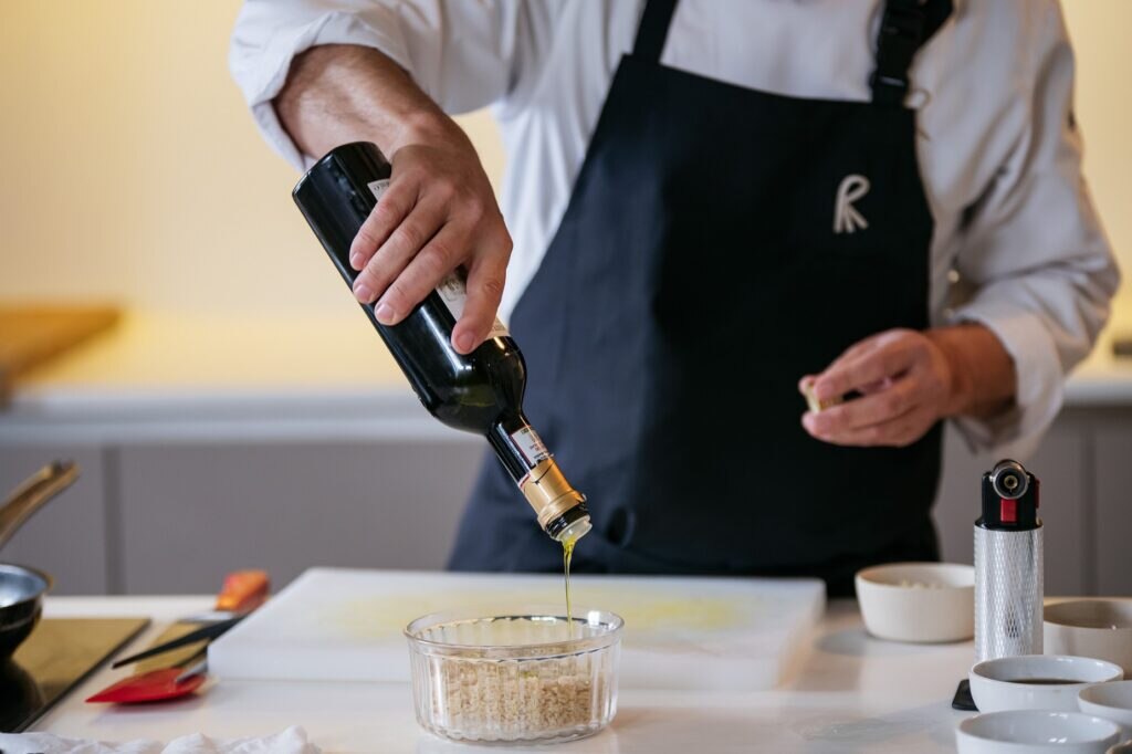 Joan Roca mezcla el aceite de oliva virgen extra con el bulgur Joan Roca mezcla el aceite de oliva virgen extra con el bulgur