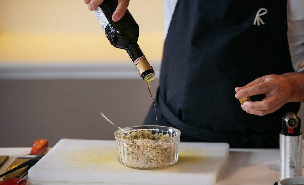 Muy presente en cualquier dieta equilibrada que se precie ha sido seleccionado como el producto del mes de marzo de 2022 en ‘Gastronomía Sostenible’. Aceite de oliva virgen extra: el hilo conductor de las recetas de El Celler de Can Roca