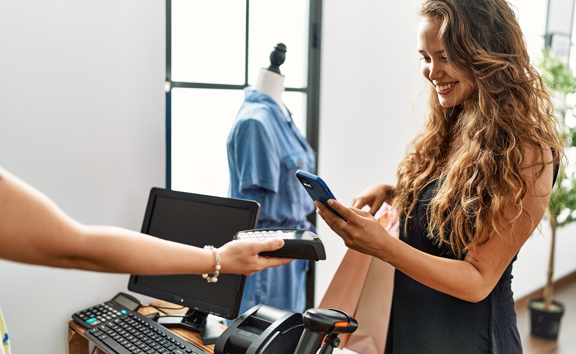 Tecnología ‘contactless’, Bizum, escaneo de códigos de barras y QR, huella digital, pagos programados, ‘smartwatches’… sus opciones son muy diversas. Las 1001 caras del pago móvil
