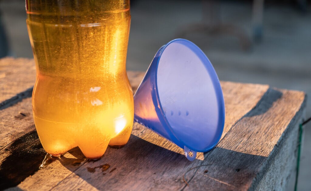 Esta semana en Futuro Sostenible hablamos del aceite de cocina. Lo usamos casi a diario y en muchas ocasiones lo tiramos por el fregadero de la cocina, pero ¿te has parado a pensar alguna vez cuánto contamina el aceite? Aceite de cocina: como reaprovecharlo y reciclarlo