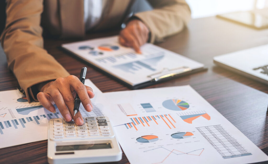 La psicología financiera es la parcela de la psicología que estudia nuestro comportamiento a la hora de tomar decisiones financieras, teniendo en cuenta las emociones, la influencia del contexto y los sesgos cognitivos que intervienen en el proceso. Qué es la psicología financiera y cómo influyen las emociones en la inversión