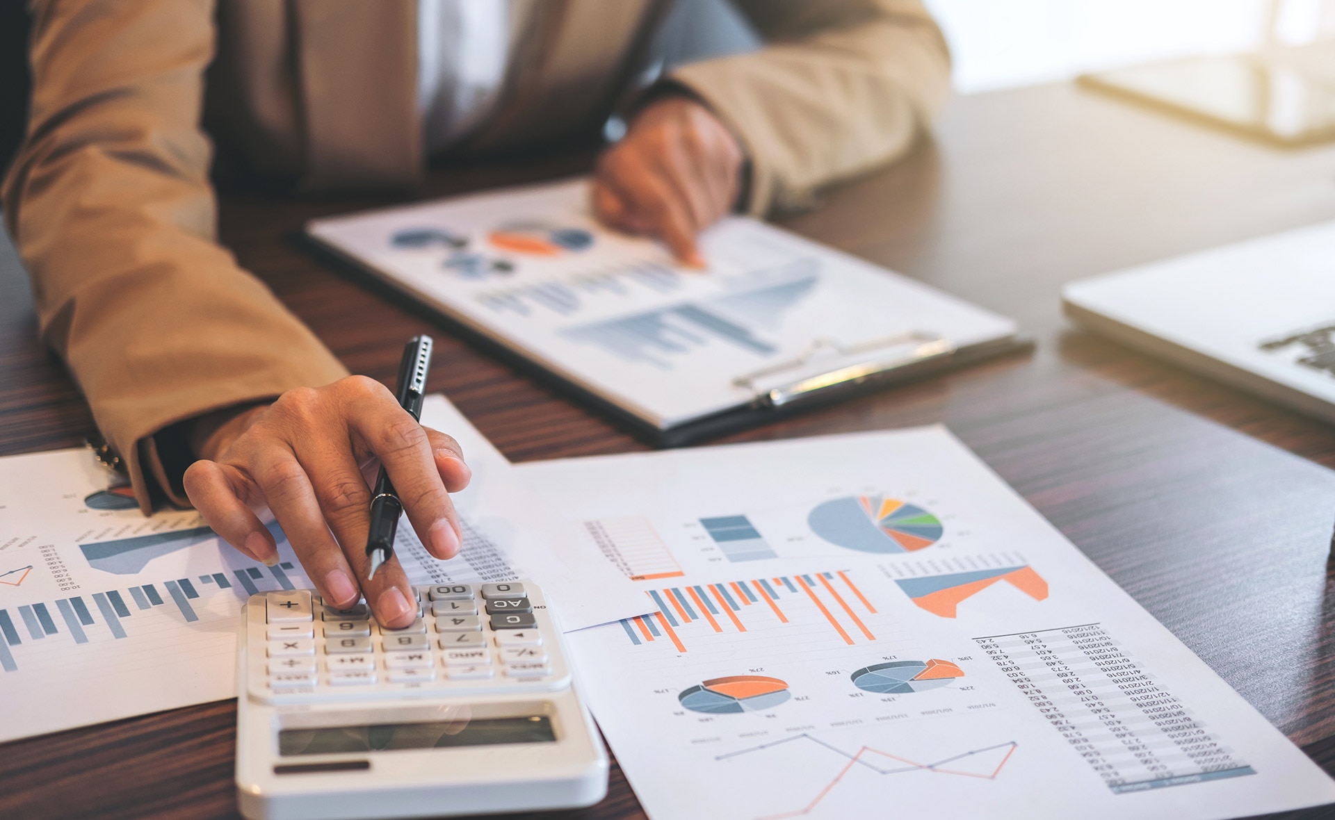 La psicología financiera es la parcela de la psicología que estudia nuestro comportamiento a la hora de tomar decisiones financieras, teniendo en cuenta las emociones, la influencia del contexto y los sesgos cognitivos que intervienen en el proceso. Qué es la psicología financiera y cómo influyen las emociones en la inversión
