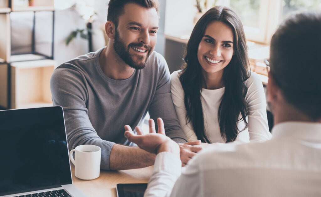 Ahorrar es reservar parte de los ingresos actuales para asegurar el futuro. Implica, por tanto, priorizar este ‘yo futuro’ sobre el ‘yo presente’, un ejercicio que no resulta sencillo para nuestro cerebro. Para conseguir ahorrar, los expertos aconsejan una buena planificación, asesorarse bien y ser conscientes de que los ingresos y los gastos varían en las distintas etapas de la vida. Tomar conciencia de la importancia del ahorro es esencial para tener una buena salud financiera. Qué es el ahorro y cómo ahorrar más