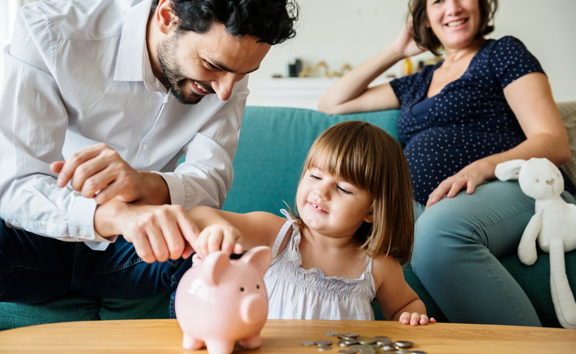Ahorrar es reservar parte de los ingresos actuales para asegurar el futuro. Implica, por tanto, priorizar este ‘yo futuro’ sobre el ‘yo presente’, un ejercicio que no resulta sencillo para nuestro cerebro. Para conseguir ahorrar, los expertos aconsejan una buena planificación, asesorarse bien y ser conscientes de que los ingresos y los gastos varían en las distintas etapas de la vida. Tomar conciencia de la importancia del ahorro es esencial para tener una buena salud financiera. Qué es el ahorro y cómo ahorrar más
