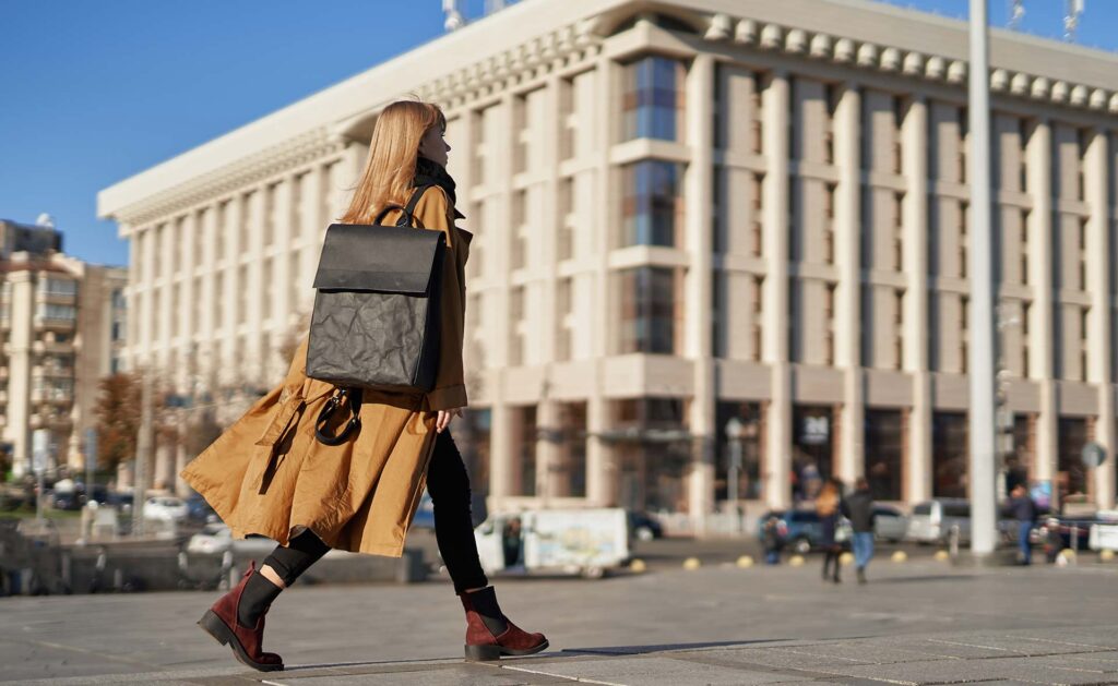 Utilizar los lodos con restos de fibra vegetal de una empresa papelera para hacer láminas para muebles o las cámaras de neumáticos y cometas de kitesurf usadas para fabricar mochilas. Son solo dos ejemplos de reutilización de recursos. Lo menos sostenible es tirar lo que sobra. ¿Qué hacer con los sobrantes de las empresas?