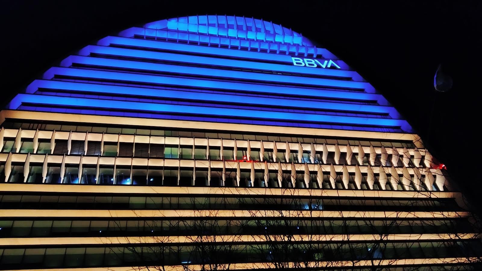 La Vela, iluminada con los colores de la bandera de Ucrania en muestra de solidaridad