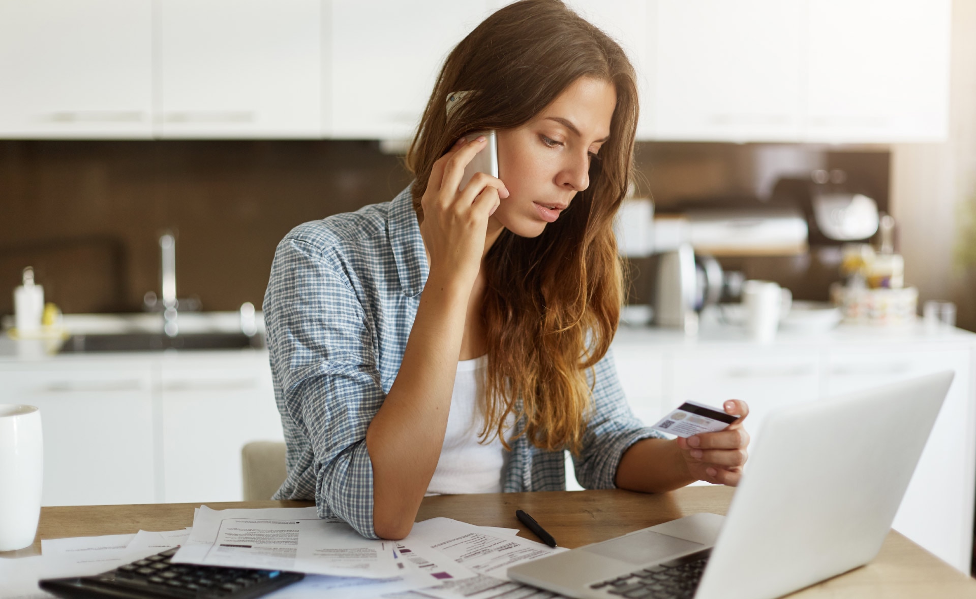 La venta telefónica de falsos servicios suplantando a los ‘grandes de internet’ no es más que una estafa dirigida a negocios. Desmontamos el ‘vishing’ más profesional. Venta telefónica de falsos servicios: este ‘vishing’ es un mal negocio