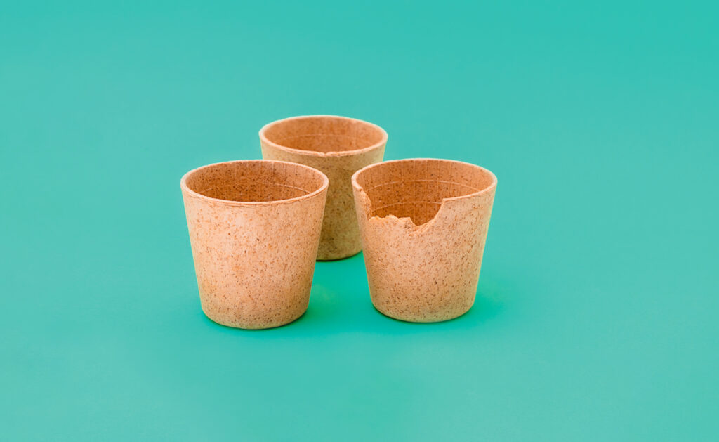 El empaquetado con materiales biológicos garantiza su biodegradación y un residuo cero, lo que contribuye a la sostenibilidad. Muchos usan subproductos orgánicos desechados en otras industrias. Los expertos auguran un crecimiento al sector, que ha de seguir innovando y ganando competitividad respecto a los plásticos. ¿Qué son y por qué se caracterizan los envases comestibles para alimentos?
