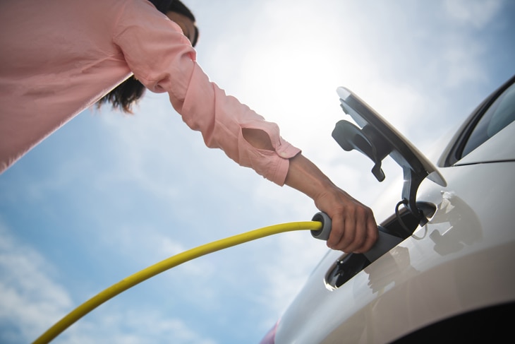 ¿Cuánto ahorro supone cargar un coche con electricidad respecto a la carga con combustibles fósiles?
