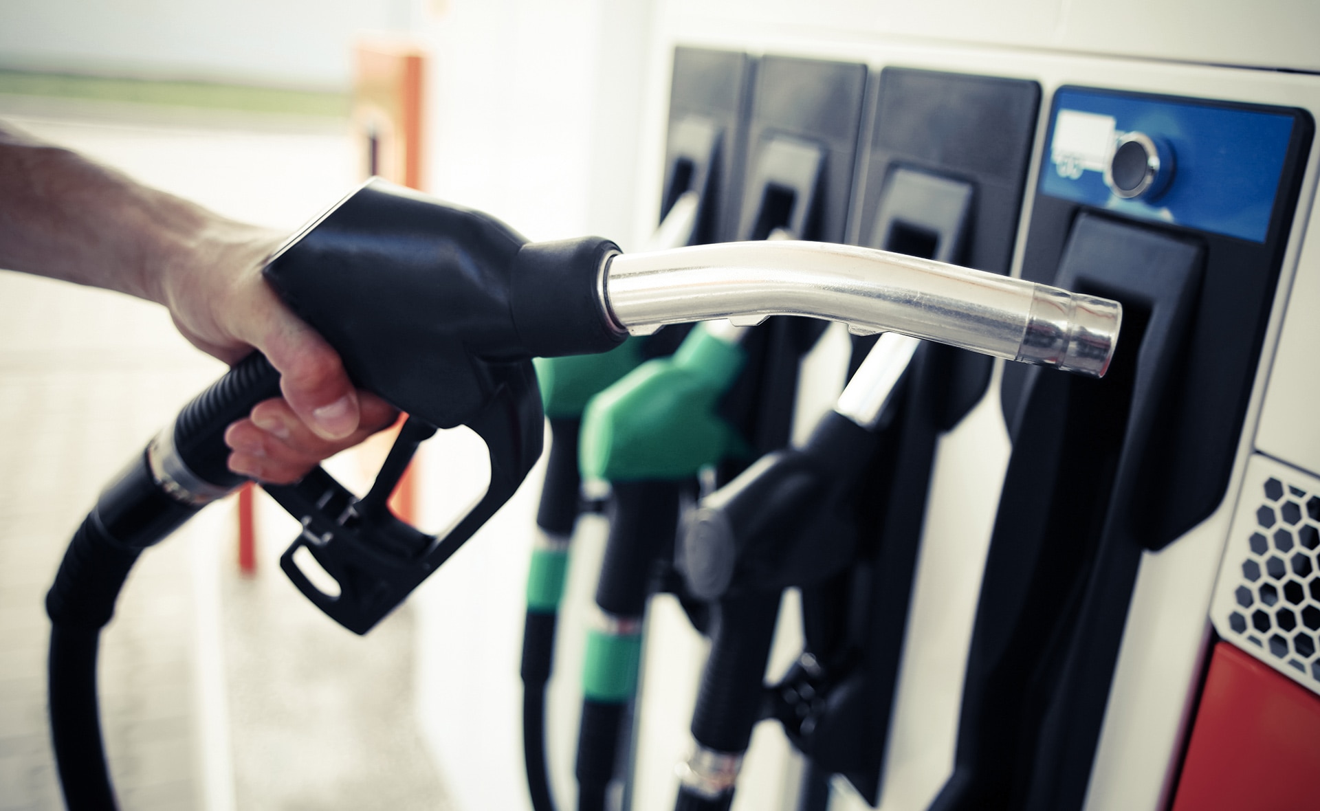 ¿Cuánto ahorro supone cargar un coche con electricidad respecto a la carga con combustibles fósiles?