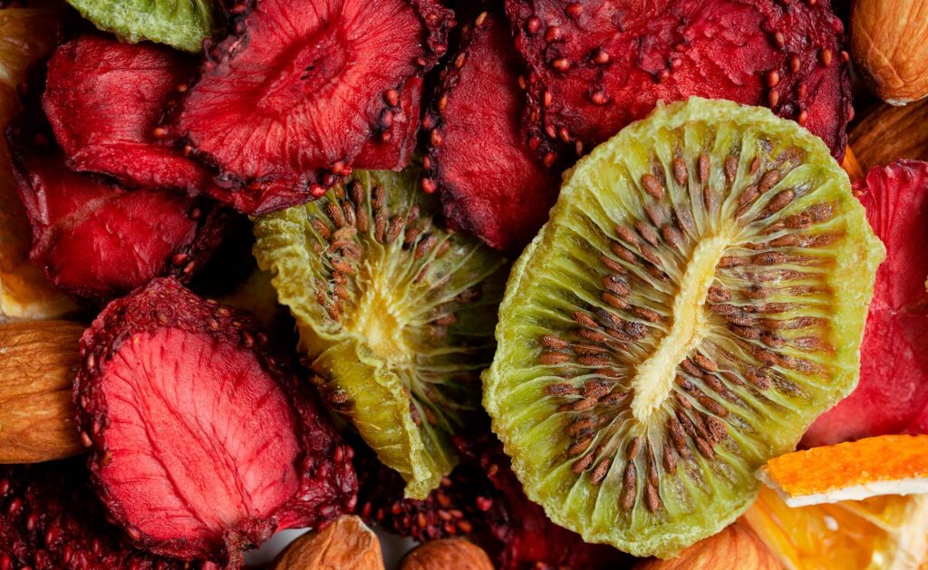 La liofilización es una técnica aplicada a alimentos, vacunas o levaduras para su conservación indefinida a temperatura ambiente, con sus propiedades organolépticas intactas y sin riesgo microbiológico. El problema es que requiere mucha energía. ¿Qué es la liofilización o ‘freeze-drying’? La técnica de la conservación